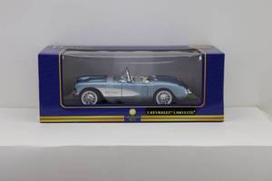 lot 8 image: American Mint Premium Edition 118 1957 Chevrolet Corvette