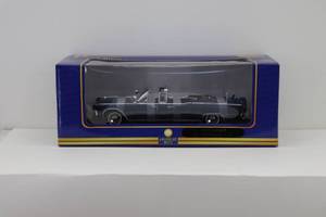 lot 11 image: American Mint Prenium Edition 118 1961 Lincoln X-100 Kennedy Car