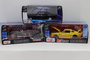 lot 15 image: (3) Maisto 124 DieCast