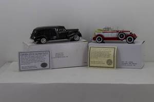 lot 40 image: (2) National Motor Museum Mint 132 1928 Lincoln Dietrich Limousine & 1938 Cadillac Panel Car