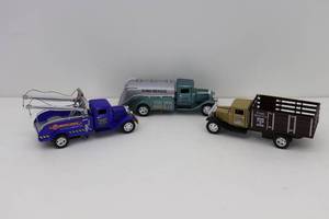 lot 79 image: Set of 3 143 1934 Ford Trucks