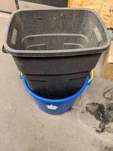 lot 73 image: Garbage Can and Utility Tub
