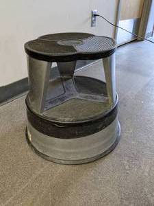 lot 81 image: Round Plastic Step Stool