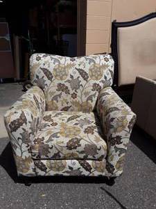 lot 6 image: Floral Side Chair 36w x 40t