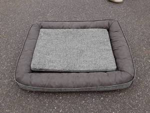 lot 21 image: Kirkland Pet Bed 32x42