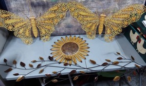 lot 45 image: 4-Piece Metal Wall Decor 32 Butterflies, 18 Sunflower