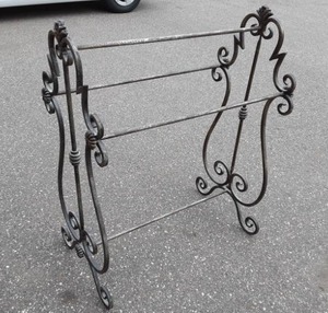 lot 58 image: Ornate Iron Quilt Stand 30x16x35
