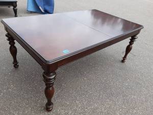 lot 2 image: Exquisite Dining Room Table With 2-18 Leaves & Table Pads 44x74x31