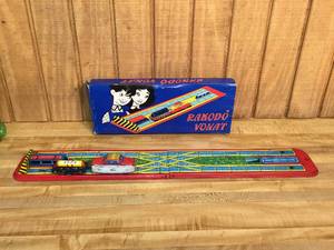 lot 10 image: Vintage Rakodo Vonat Wind-Up Tin Train Set