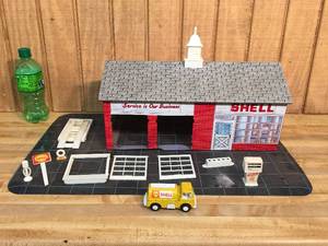 lot 17 image: Vintage Wolverine Toy Tin Litho Shell Station