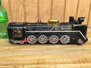 lot 38 image: Vintage Modern Toys Battery Op Tin Train Locomotive
