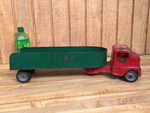 lot 42 image: Early Tonka Toys Red-Green Truck and Trailer