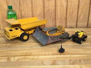 lot 44 image: Hubley - Ertl - Tonka Dirt Moving Equipment