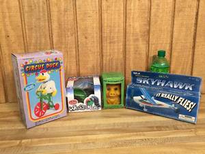 lot 47 image: Vintage Battery Op Toys