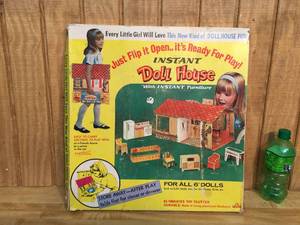 lot 50 image: Vintage WinthropToy Instant Doll House
