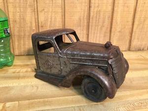 lot 52 image: Antique Buddy L Ride-On Toy CabFront End