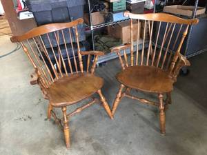 lot 69 image: Pair MidCentury S.Bent & Bros.Inc. Wooden Arm Chairs