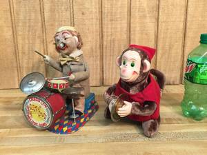 lot 94 image: Vintage Battery Op Musical Toys