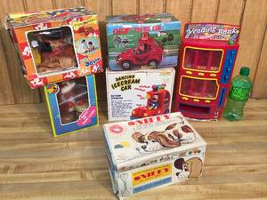 lot 95 image: Vintage Group Battery Op Toys