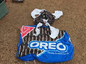 lot 98 image: Inflatable Oreo Cookie Display