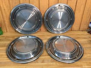 lot 140 image: Set of 4 Vintage Oldsmobile Hub Caps
