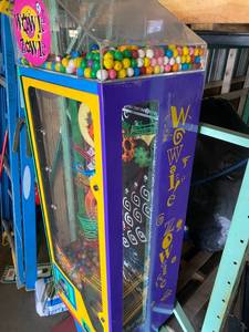 lot 47 image: Gumball Machine - Has Quarters In It - No Key