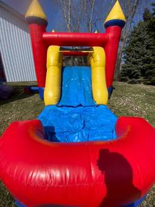 lot 13 image: Multicolor 5 in 1 wet or dry slide combo with basketball hoop
