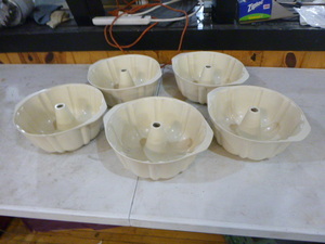 lot 66 image: 5 Bundt Pans