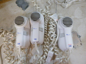 lot 104 image: 3 Sunbeam 1500 Bright Saver Wall-Mounted Hair Dryers