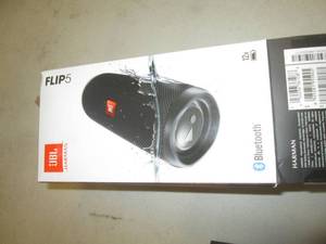 jbl flip 5 powers on...