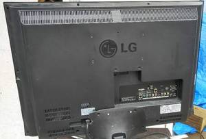 lot 51 image: 30 LG TV Model # 32LC5DC
