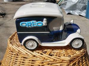 lot 40 image: Vintage Oreo Cookie Container
