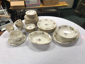 lot 11 image: Syracuse China Selma Pattern