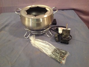 lot 39 image: Fondue Pot