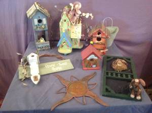 lot 87 image: Birdhouses & Home Decor