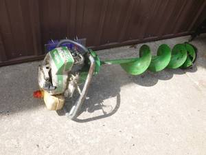 2 cycle ice auger. Approx 8 Runs but needs a little tlc. As shown.