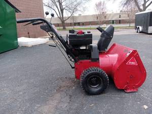 lot 07 image: Toro 824 Snowblower (Works)