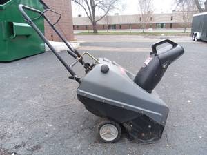 lot 09 image: Craftsman 21 5.0 HP Snowblower (Works Needs Carb Cleaning)