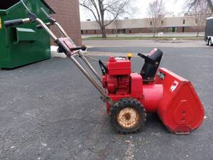lot 10 image: Toro 521 Snowblower