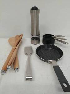 lot 140 image: Collection Of Small Kitchen Ware