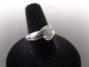 .925 Sterling Silver Diamond Accented Ring Size 9
