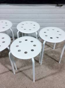 LOT OF 6 WHITE PLASTIC CONTEMPORARY STACKING STOOLS 16 - GREAT TO KEEP IN THE CORNER FOR UNEXPECTED GUESTS - GREAT CONDITION
