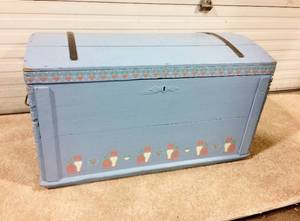 SUPER DELIGHTFUL BABY BLUE PAINTED TRIMMED WITH DARLING LITTLE CATS OVERSIZED VINTAGE TRUNK TOY TREASURE CHEST - GREAT CONDITION&nbsp