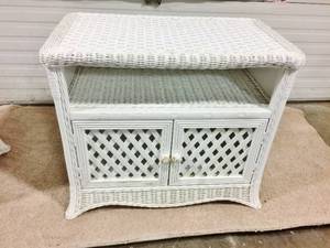 Beautiful Vintage 2 Door White Wicker &amp Lattice Front Boho Chic Perhaps Record Player Cabinet Or Entryway Console -&nbspGreat Condition With Very Little Age Related Wear Shown In Pictures