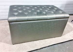 Universal Furniture Romantic Silver Tufted End Of Bed Bench Storage Trunk - Good Condition - Slight Wear On Back Side Corner Shown In Picture