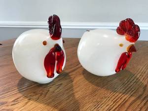 A Couple Of Glassy Chicks&nbsp 2 Beautiful Big &amp Bossy Studio Art Glass Chickens Hens - Approx 7x 6 Each - Excellent Condition