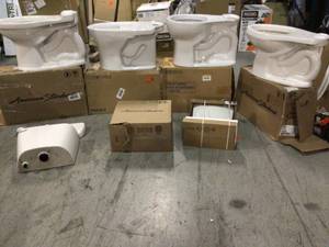 Lot of 7 assorted toilet bowl seats Customer Returns See Pictures