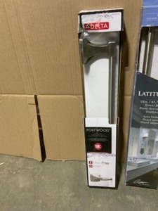 lot 19 image: ASSORTED BATHROOM TOWEL BARS. VARIOUS COLORS AND SIZES. SEE PICTURES