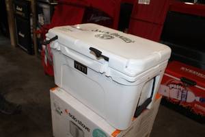 lot 118 image: Yeti Tundra 45 Jack Daniels Old No. 7 Brand Plastic Chest Cooler White 25-12Lx15-12Wx15-12H