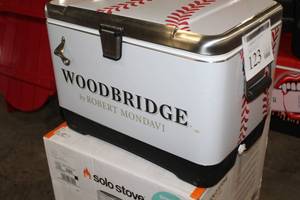 lot 123 image: Igloo Woodbridge by Robert Mondavi Metal Chest Cooler 22-12Lx14-12Wx16-12H